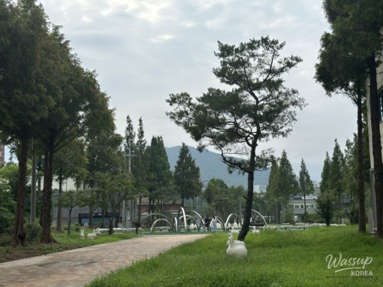 Mural wall with friendly paintings on the path to Saranchae