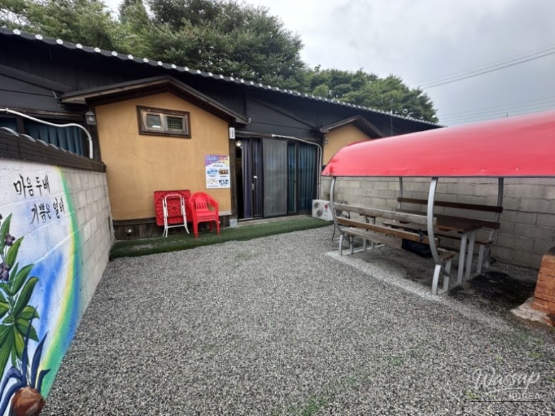 Private whirlpool spa and relaxation area inside the Saranchae room