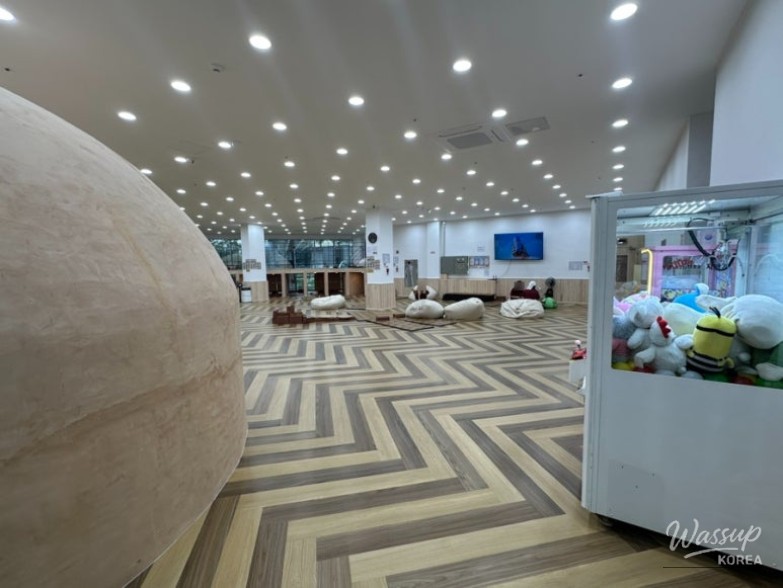 Kitchenette area with electric pot and rice cooker