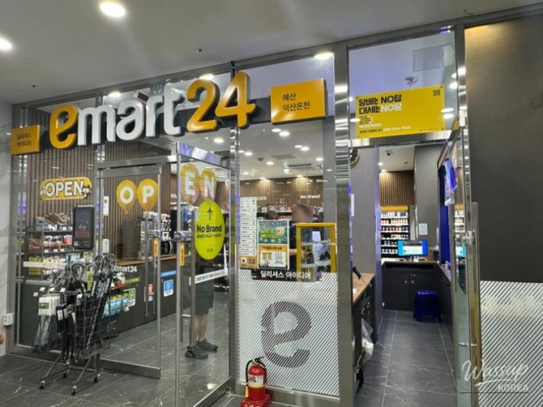 Outdoor platform for eating near the swimming pool