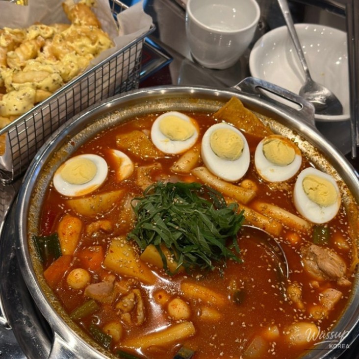 Interior of Hansabal Pocha