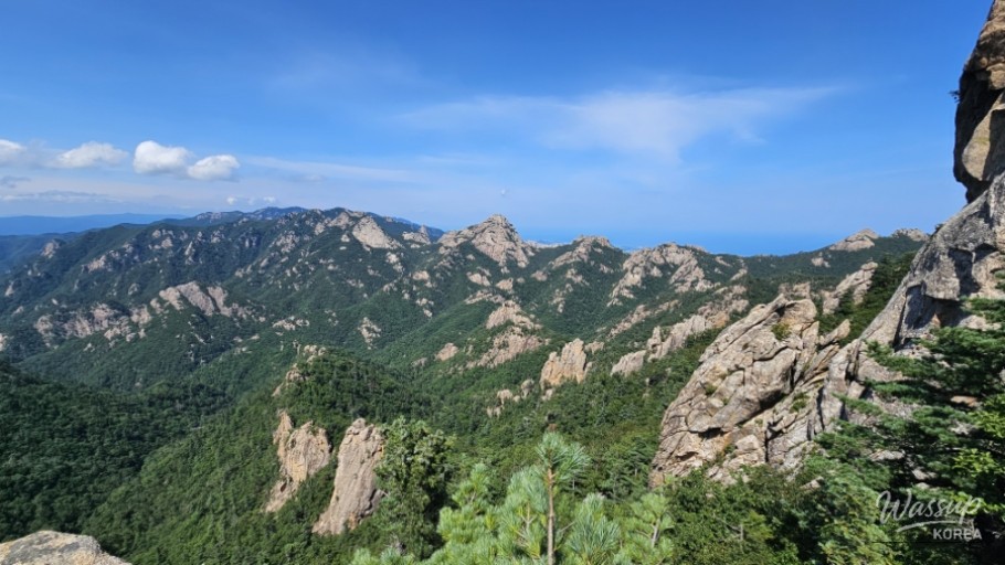 The steep descent trail passing through Haetalgogae Pass