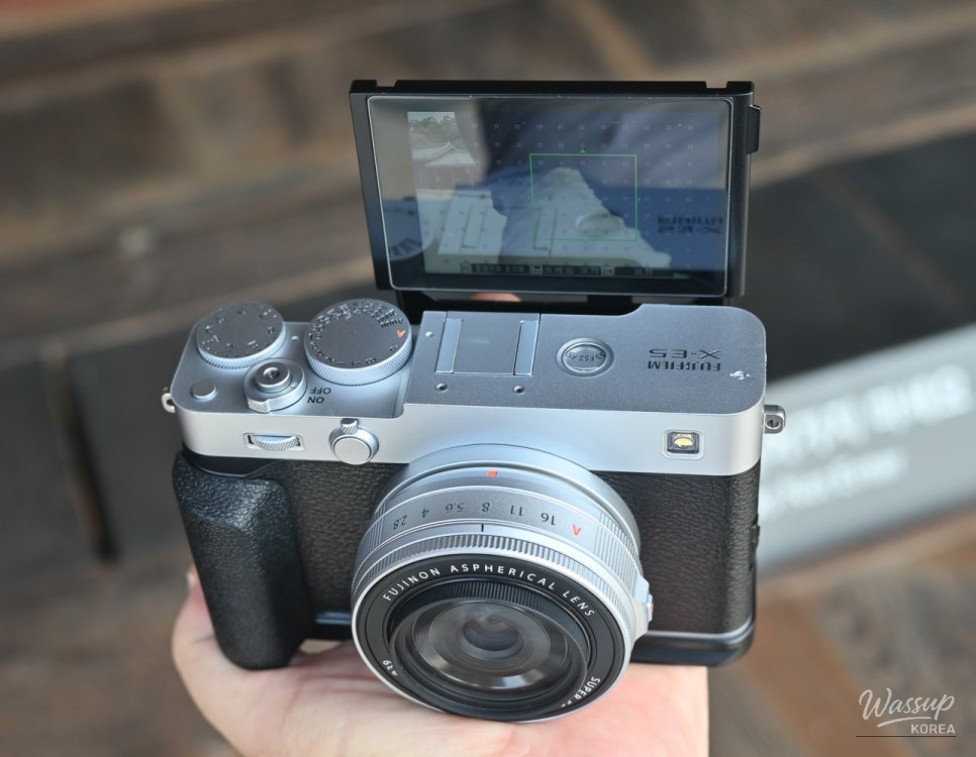 Fujifilm X-E5 180 degree tilting screen