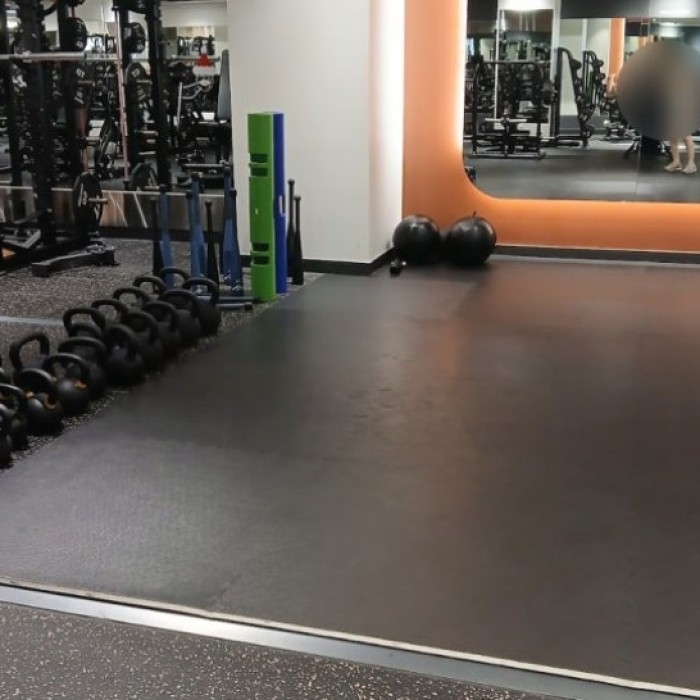 Spacious and modern weight training area with a full set of Newtech machines at Gym Kongo Fitness