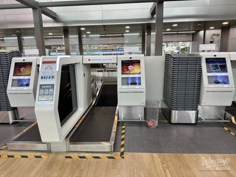 Placing a suitcase on the scale for weight measurement during self check-in