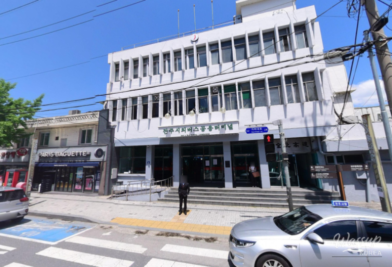 Premium seating inside the Jeonju to Incheon Airport limousine bus