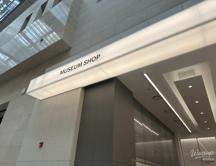 Exploring the National Museum of Korea's Museum Shop: A Shopper's Paradise!275