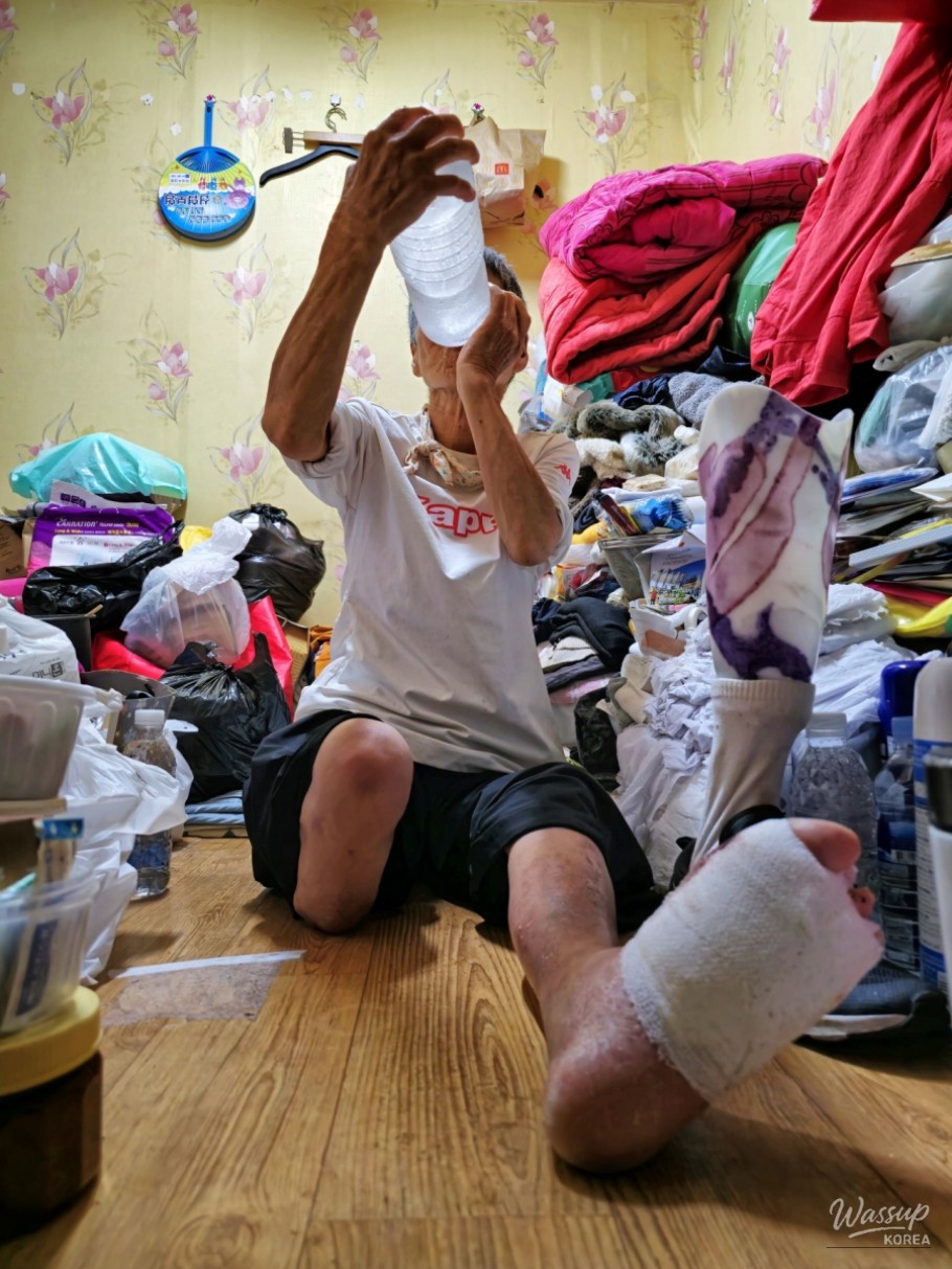 Documentary image capturing intimate human moments in Yeoinsook