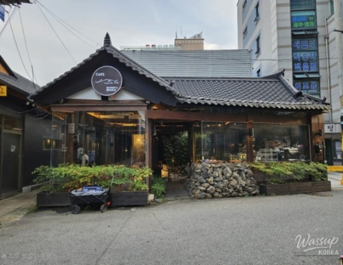 Line Cafe: A Harmonious Blend of Tradition and Modernity in Ikseon-dong183