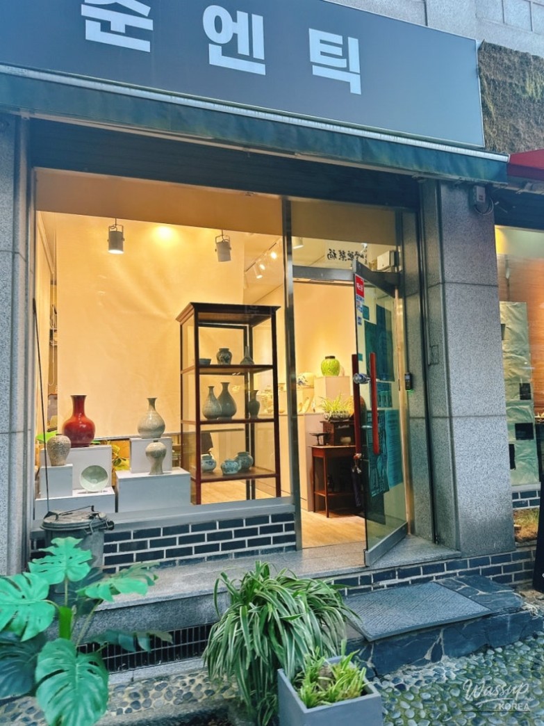 A fun moment captured during a nighttime busking performance at Ssamziegil