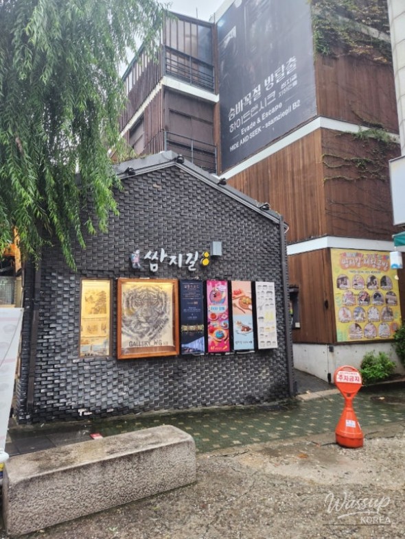 A fantastic scene of the various craft workshop entrances along the sloped path