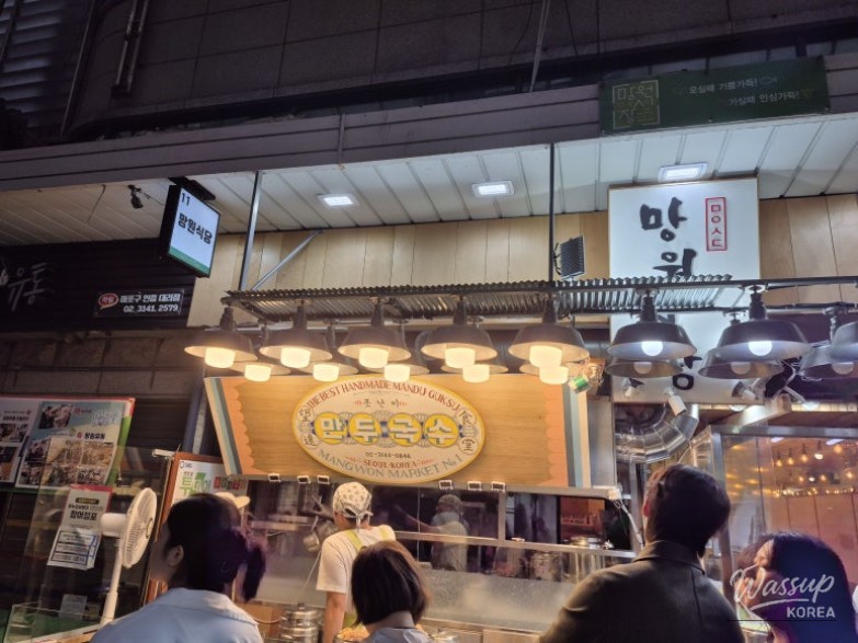 A sign showing the various flavors of dak-gangjeong available at the stall