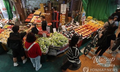 A variety of colorful Dak-gangjeong flavors on display at Q's Dak-gangjeong stall