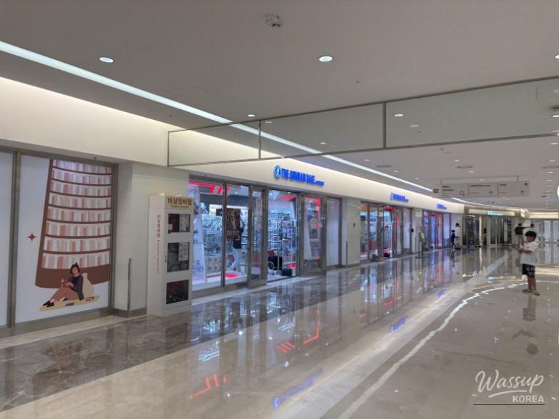 A collector posing with a newly purchased figure shopping bag