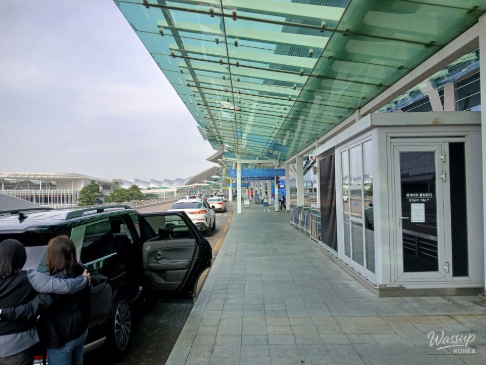 Valet parking vehicle handover near Incheon Airport Terminal 2 before departure