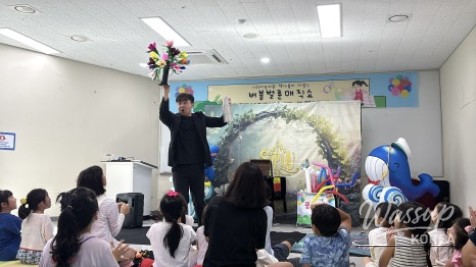 Child dressed as a little magician posing with the performer