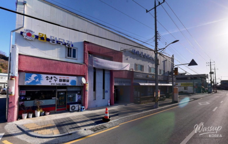 Clearly marked airport bus boarding area at Incheon Airport Terminal