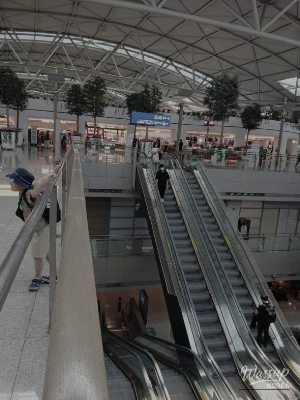 Friendly staff guidance during vehicle handover at a private Incheon Airport parking service