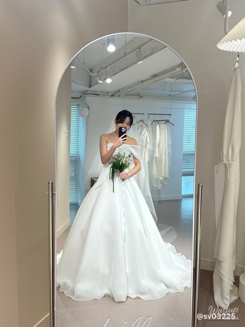 Bridal styling accessories provided at the fitting studio