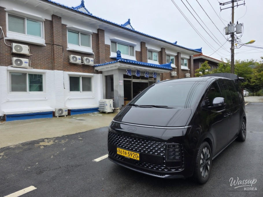Staria Lounge premium taxi parked and ready for long-distance travel