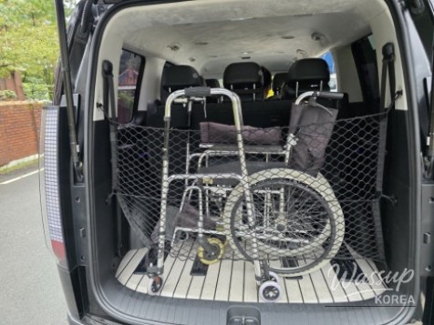 Holiday airport transfer using a premium taxi with bus-only lane access