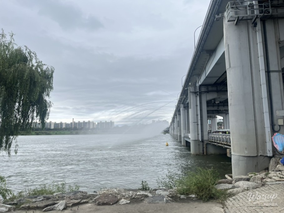 Peaceful scenery showing the calm flow of the Han River under Jamsu Bridge