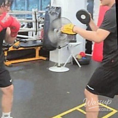 The fantastic and energetic atmosphere of a group boxing class