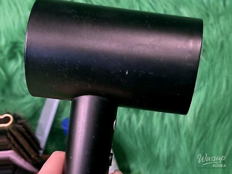 A bright and cozy interior of Sian Photo Studio featuring warm lighting and modern decor