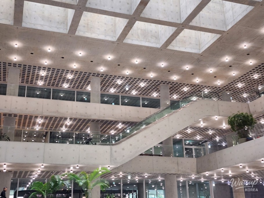 A heartwarming and satisfying pork dinner spread at a popular Seoul restaurant