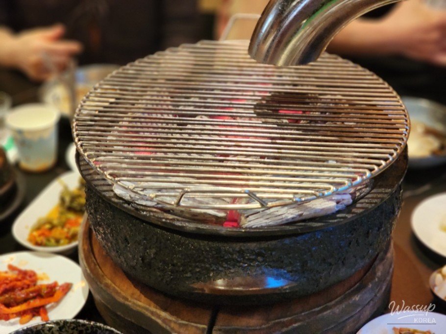 The traditional gate of Gyeongbokgung Palace under a clear Seoul sky