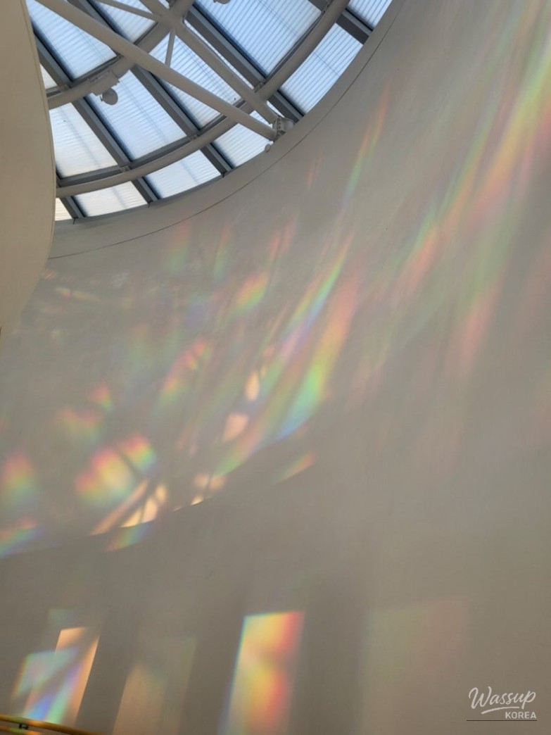 A splendid and wide-angle view of the modern architectural interior of the Leeum Museum of Art