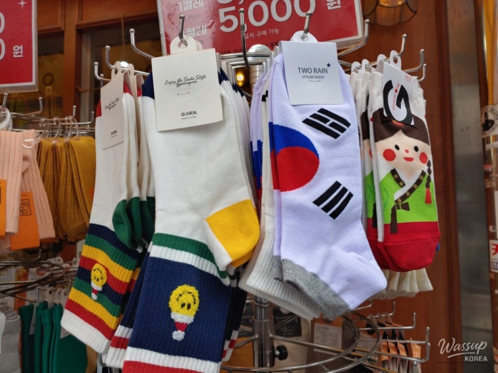 The bright and welcoming atmosphere of the Annyeong Insadong walkway