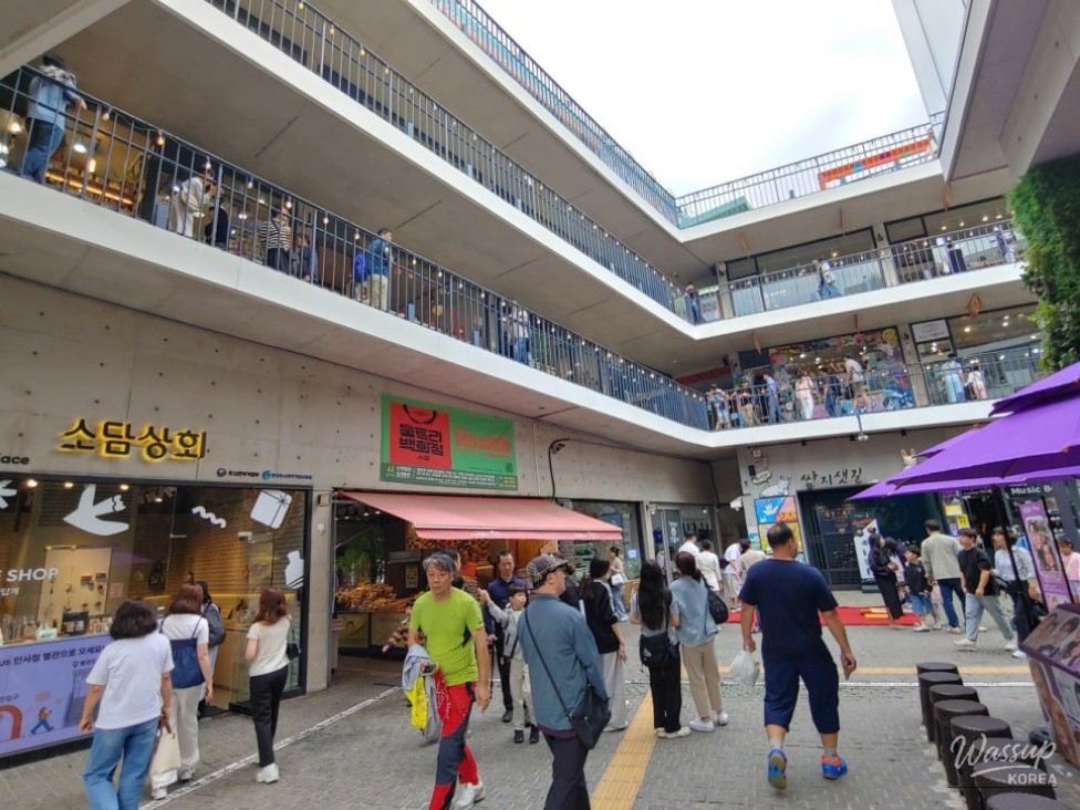 Freshly made Kkultarae (Honey Twists) being sold at a street stall