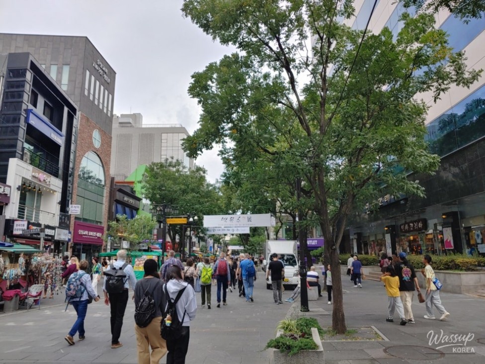 The modern entrance and open courtyard of the Annyeong Insadong cultural complex