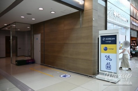 Hot food and buffet-style meal selection at the OneWorld Lounge