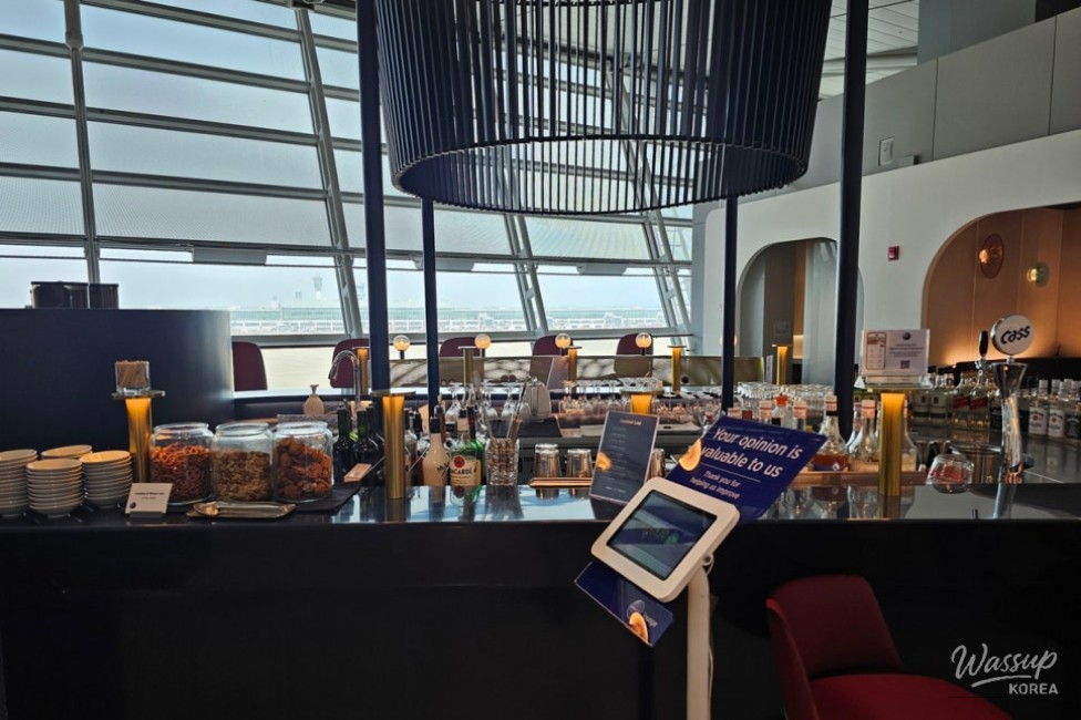 Overall ambiance of the OneWorld Lounge during quiet hours