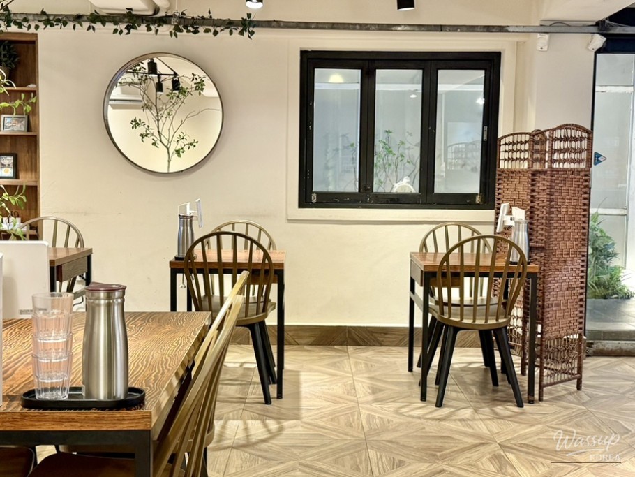 Fresh salad and side dishes served with the katsu set