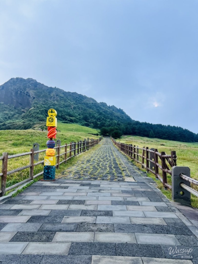 The entrance plaza of the Seongsan Ilchulbong park