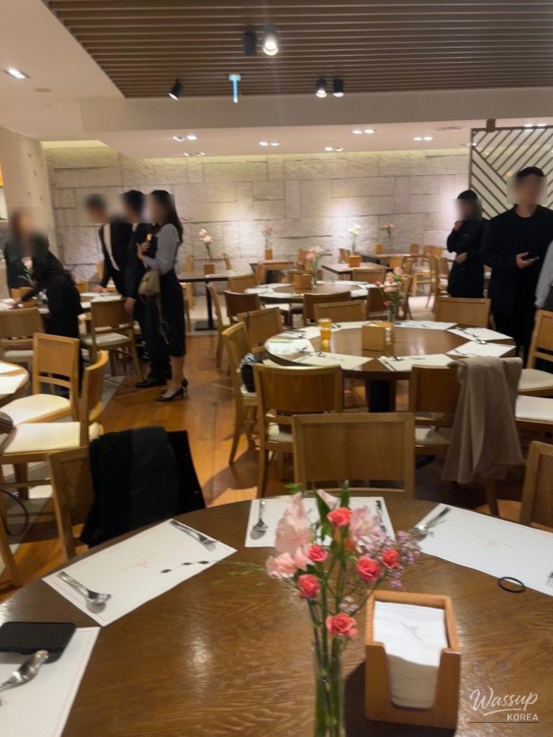 Detailed view of the flower decorations in the bride's waiting room