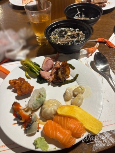 The view of the shuttle bus waiting at Samseong Station Exit 3