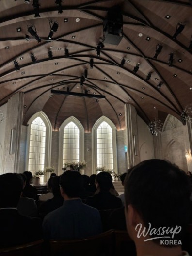 The spacious and well-lit guest dining area at Noble Valenti Daechi