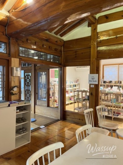 A clean and inspiring workspace for concentration at a modern book cafe