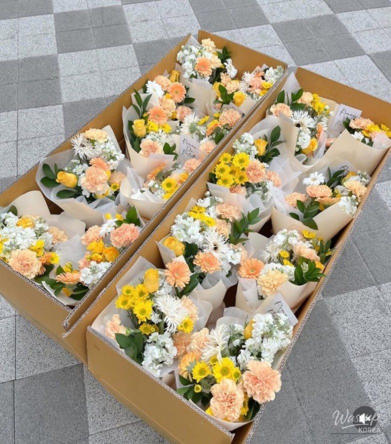 Vibrant yellow and peach peach-toned bouquets perfect for autumn corporate ceremonies