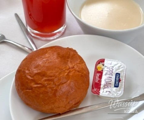 Charming photo of the floral-decorated photo table in the lobby