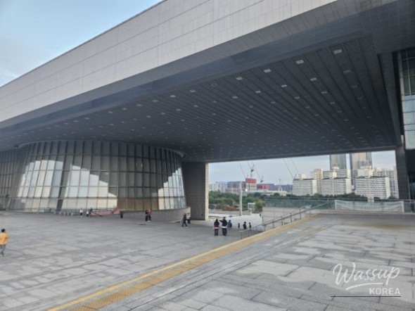 Enjoyable moment of the family walking towards the museum entrance