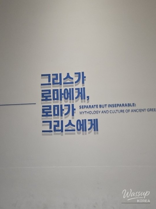 Beautiful scenery of the museum's lotus pond in late autumn