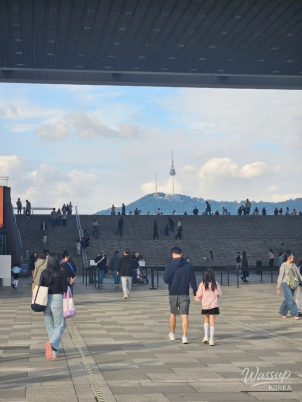 Enjoyable moment of a child exploring the 3D artifact touch zone
