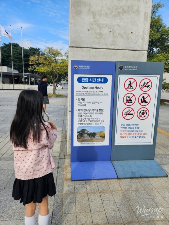 Splendid scene of the golden Buddha statues in the meditation room