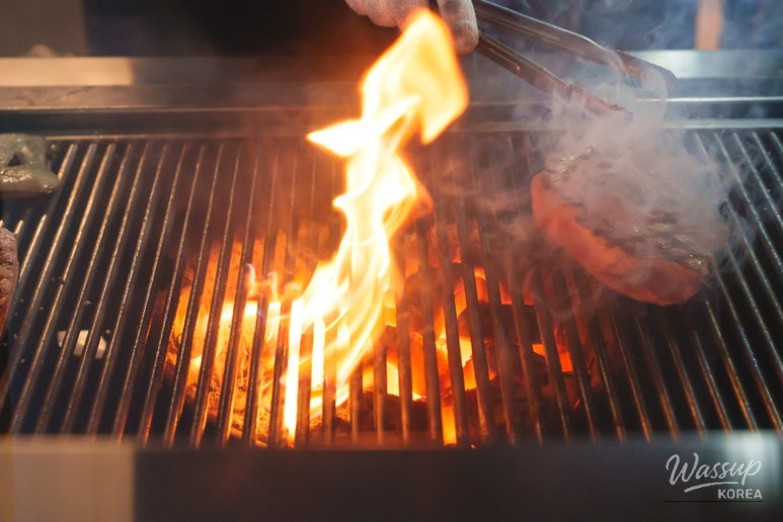 Expertly sliced grilled pork belly with a juicy texture