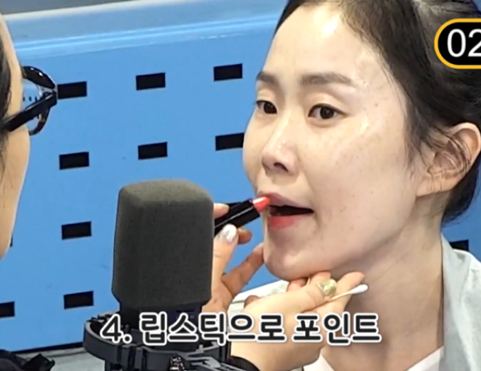 Jeong Saem Mool's Lipstick Application Secrets: Achieve Flawless Lips! float